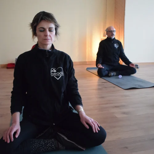 21 meditando con logo chaqueta